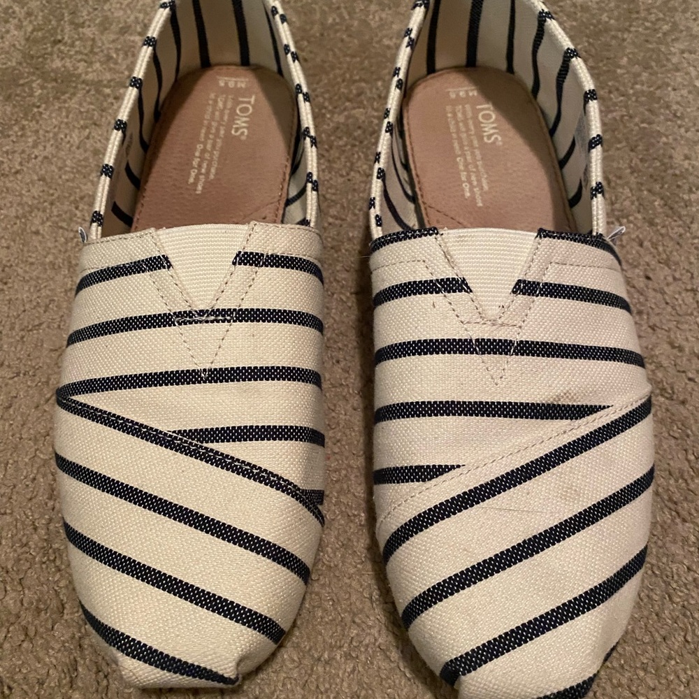 *Awesome condition* Sz 9.5 Toms Slip on